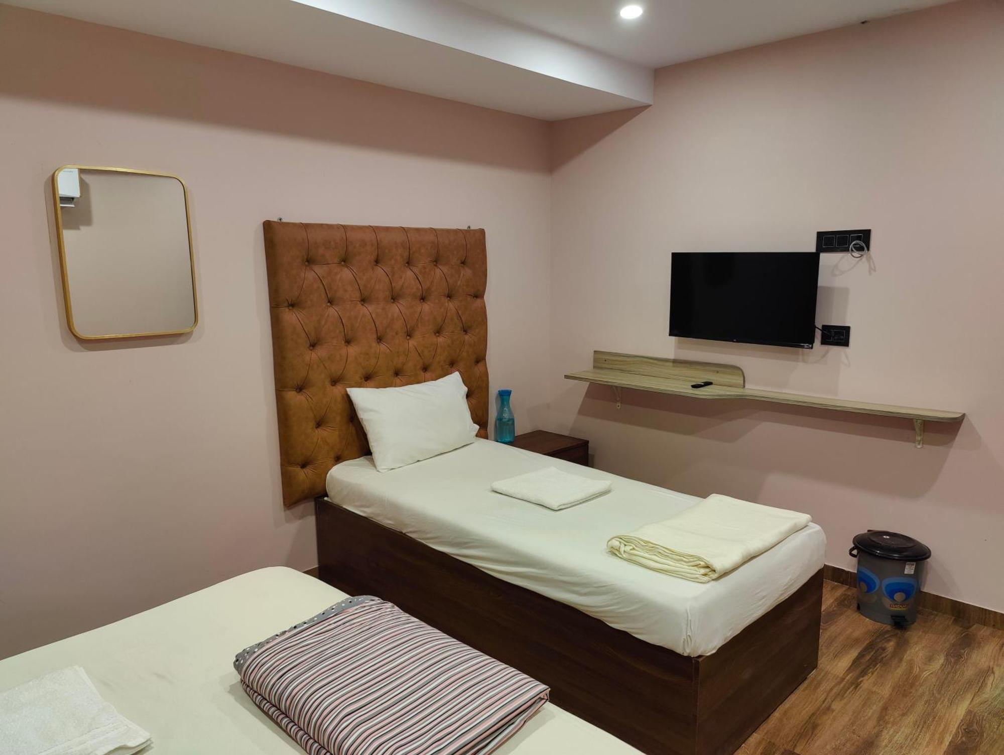 Hotel Garden View Inn - Near Nesco 뭄바이 외부 사진