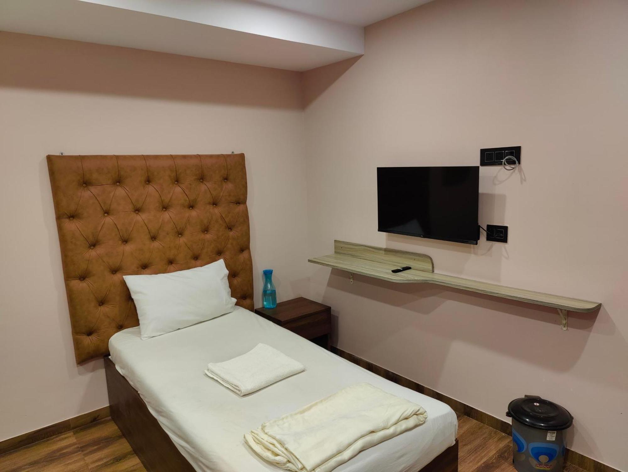 Hotel Garden View Inn - Near Nesco 뭄바이 외부 사진
